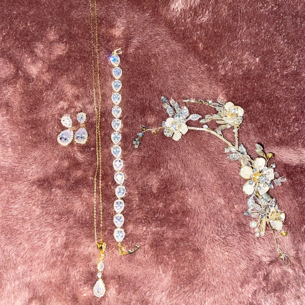 Bride’s accessories